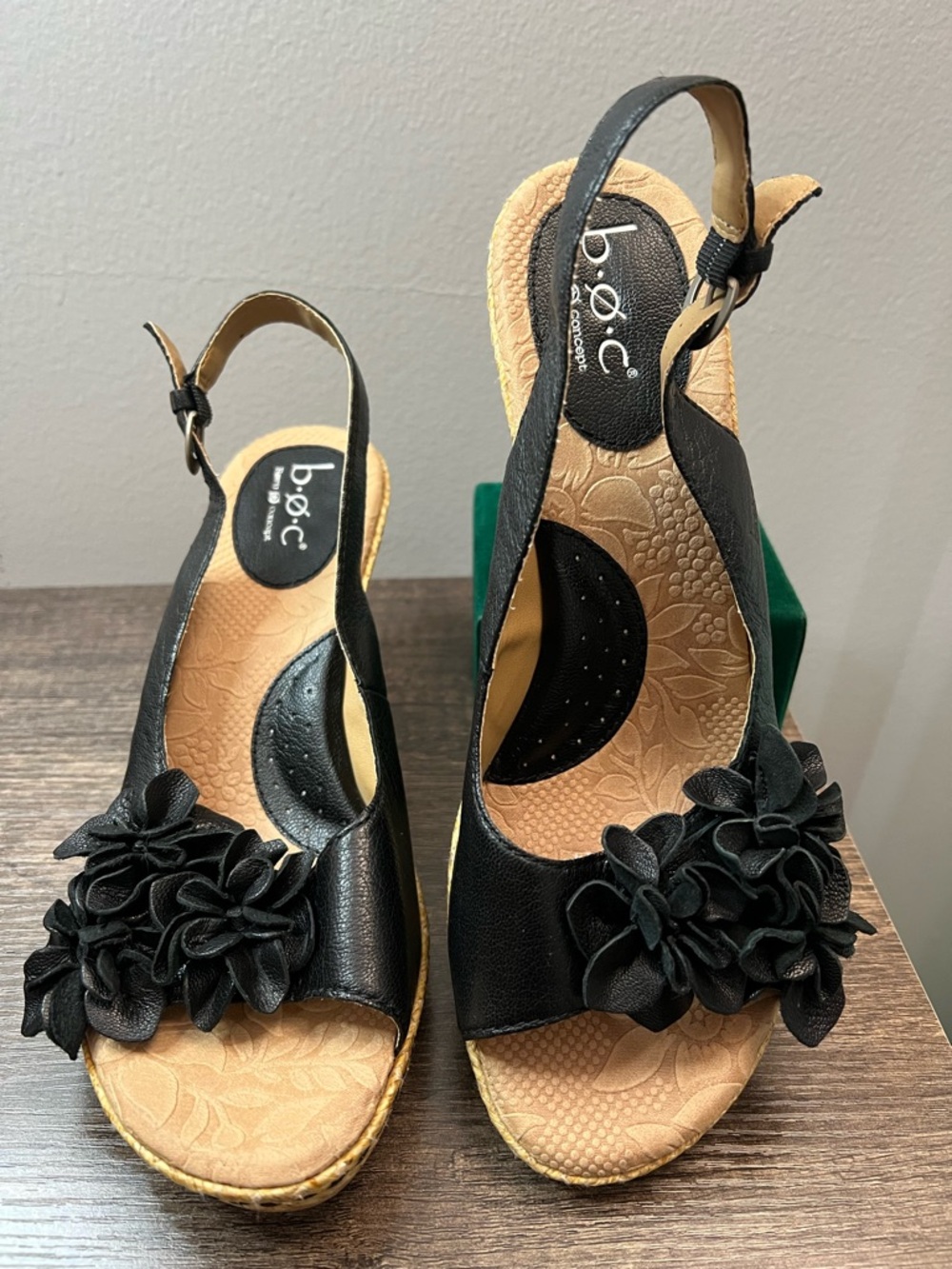 b.o.c. Black Floral Slingback Wedge Sandals with Tan Footbed Sz 9 like new
